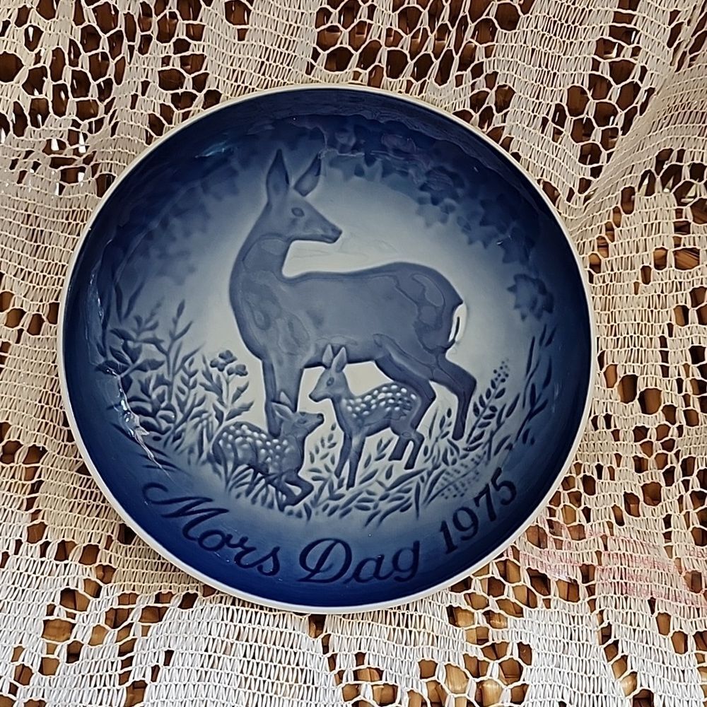 Vintage 1975 Mother's Day Deer  With Fawn Wall Decor Plate